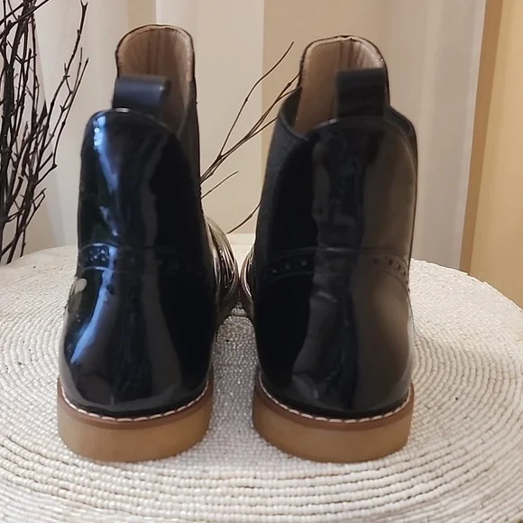 Elephantito patent leather ankle booties with brogue accent.Flat heel size 6 - Picture 4 of 7